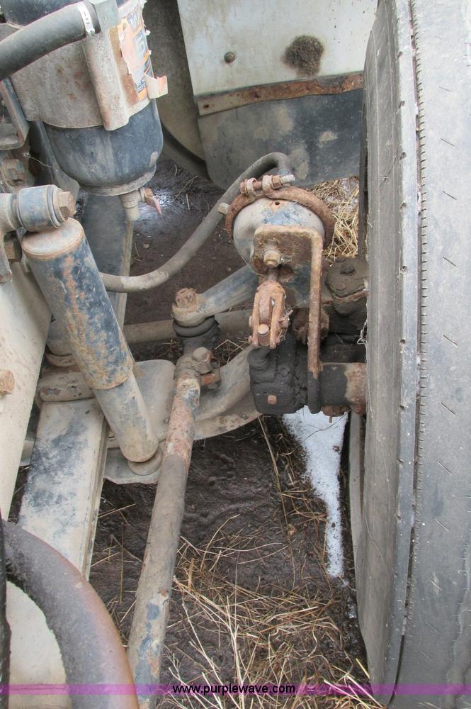 image for item E5064 1994 Volvo WG semi truck