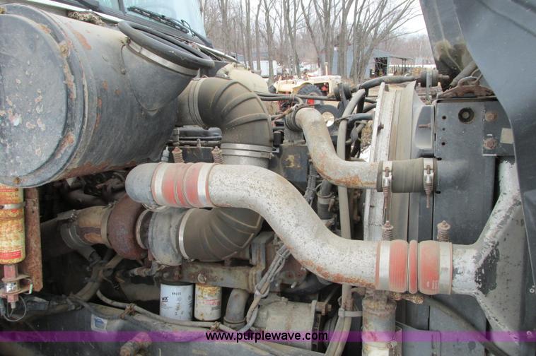 image for item E5064 1994 Volvo WG semi truck