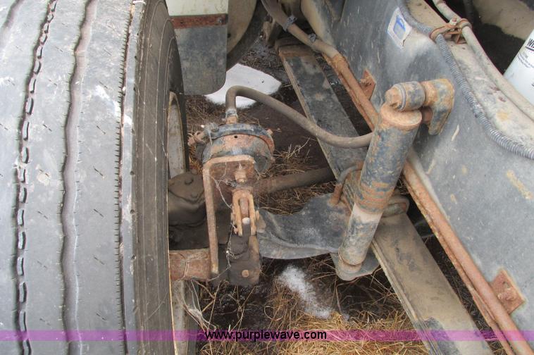 image for item E5064 1994 Volvo WG semi truck