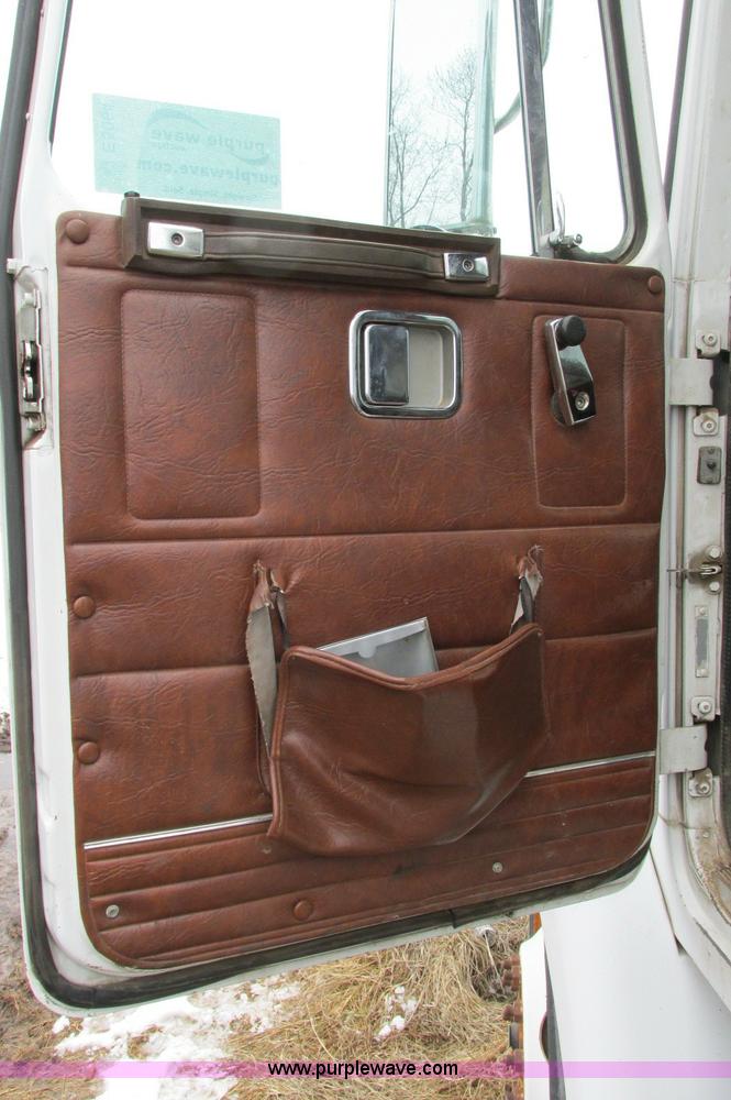 image for item E5064 1994 Volvo WG semi truck