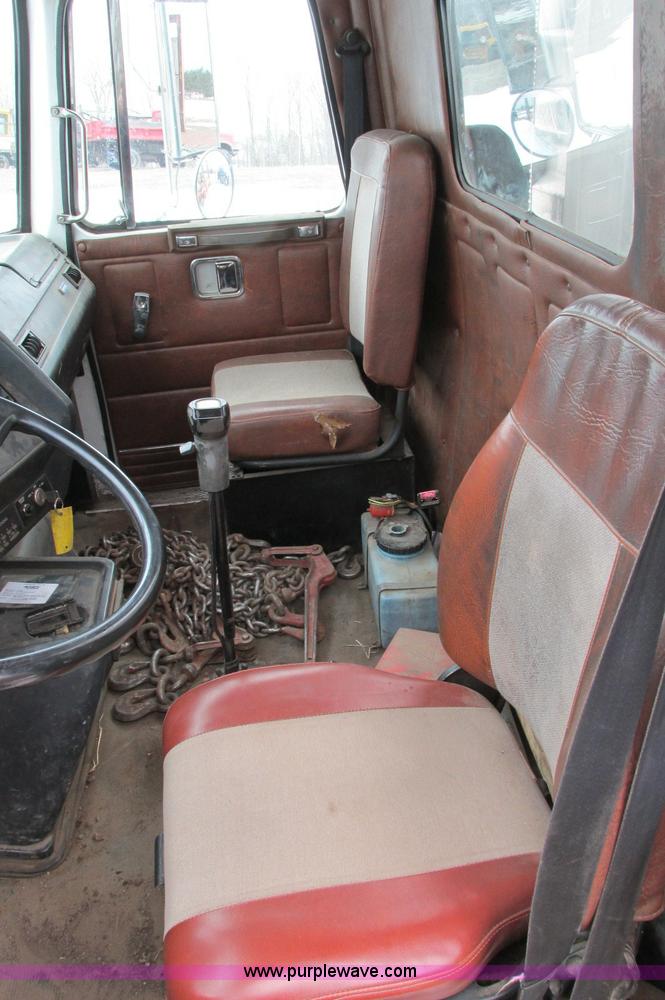 image for item E5064 1994 Volvo WG semi truck