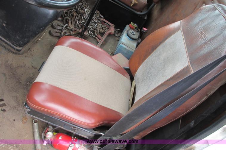 image for item E5064 1994 Volvo WG semi truck