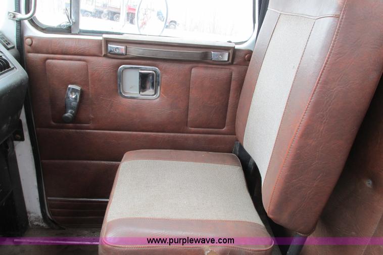 image for item E5064 1994 Volvo WG semi truck