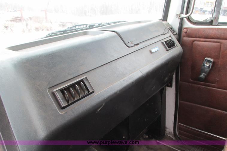 image for item E5064 1994 Volvo WG semi truck