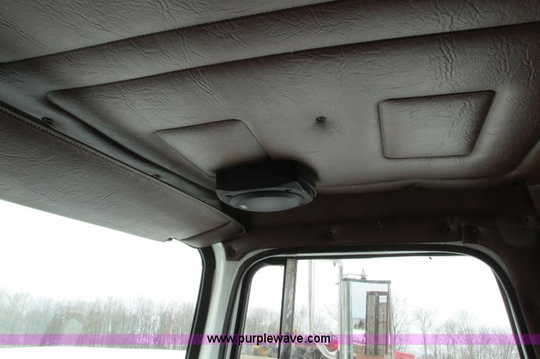 image for item E5064 1994 Volvo WG semi truck