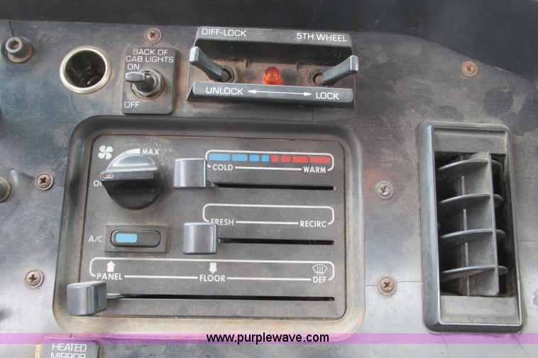 image for item E5064 1994 Volvo WG semi truck