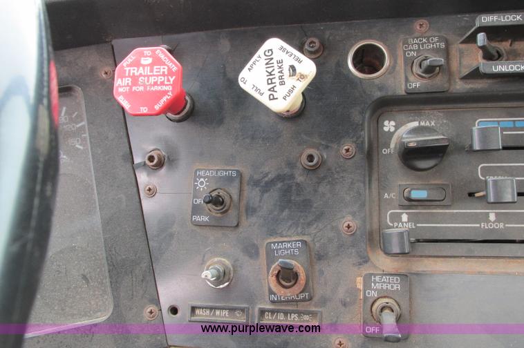 image for item E5064 1994 Volvo WG semi truck