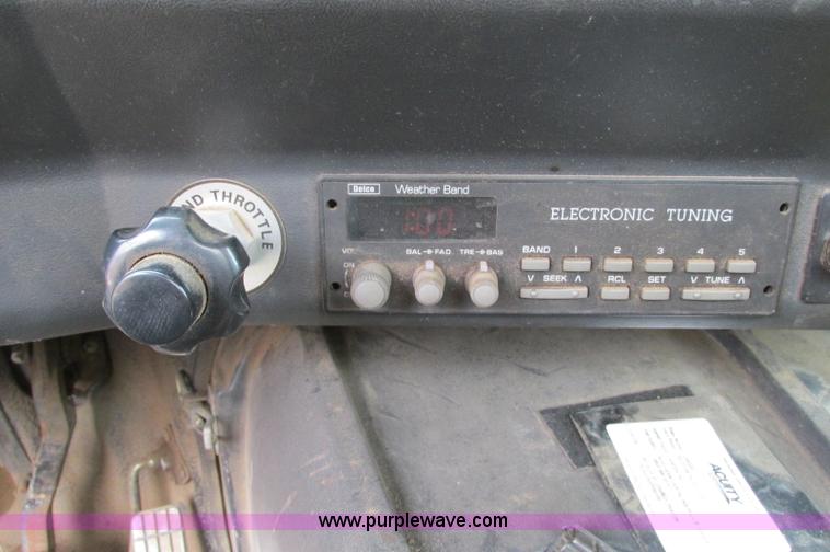 image for item E5064 1994 Volvo WG semi truck