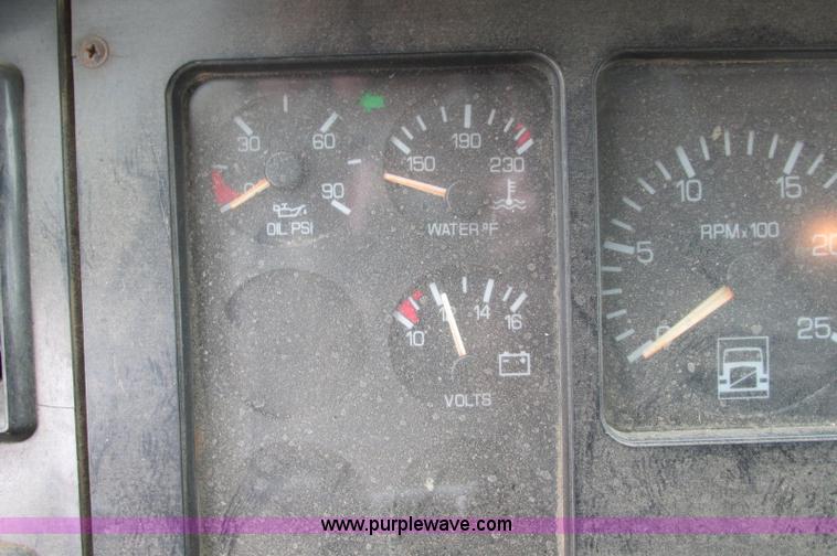 image for item E5064 1994 Volvo WG semi truck