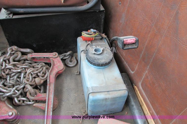 image for item E5064 1994 Volvo WG semi truck