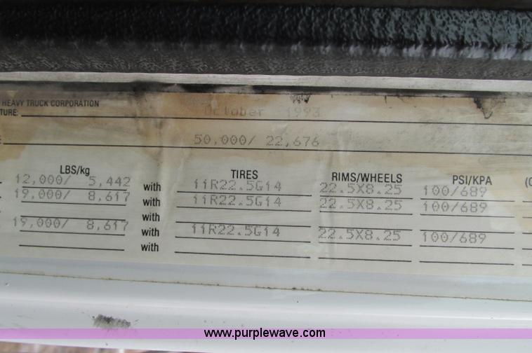 image for item E5064 1994 Volvo WG semi truck