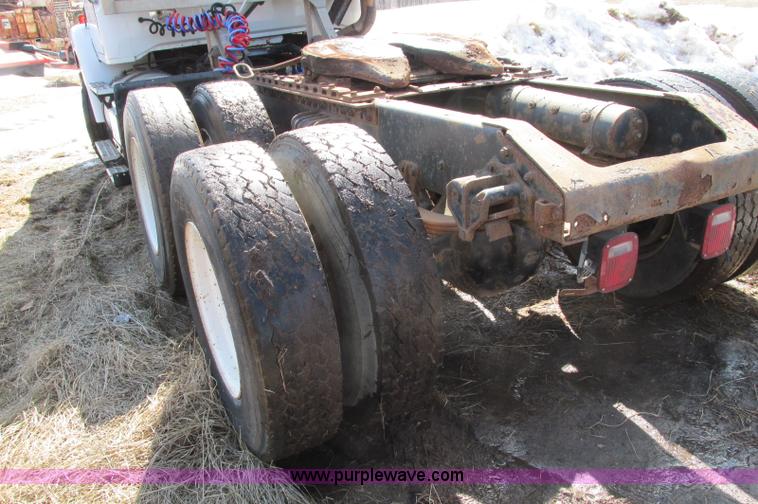 image for item E5064 1994 Volvo WG semi truck