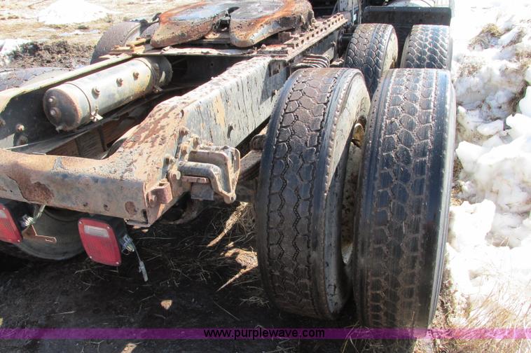 image for item E5064 1994 Volvo WG semi truck