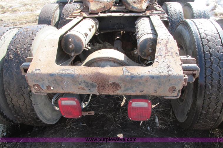 image for item E5064 1994 Volvo WG semi truck