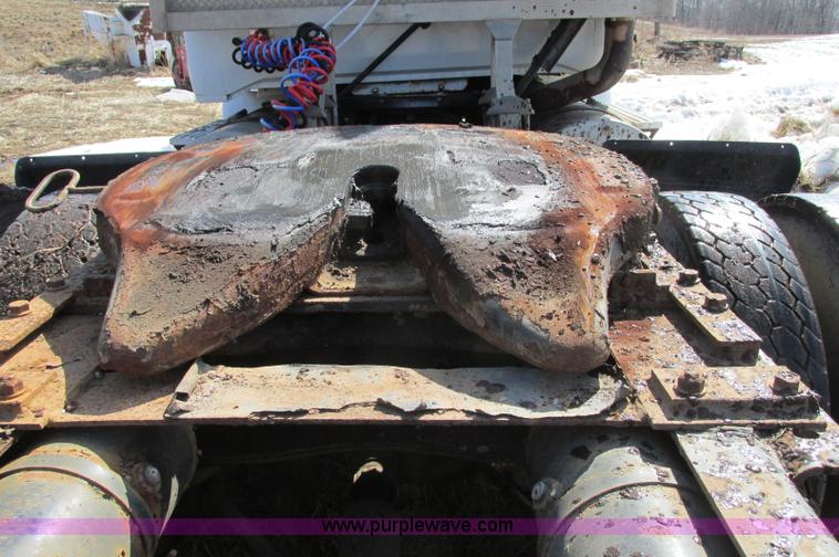 image for item E5064 1994 Volvo WG semi truck