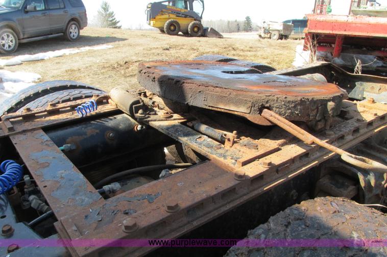 image for item E5064 1994 Volvo WG semi truck