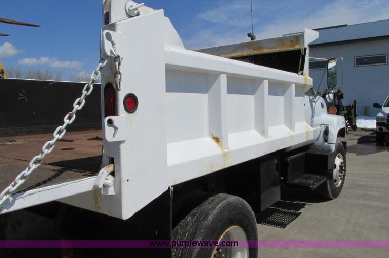 image for item E5071 2000 GMC C7500 dump truck