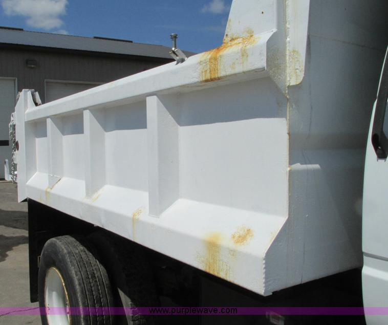 image for item E5071 2000 GMC C7500 dump truck