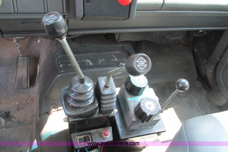 image for item E5071 2000 GMC C7500 dump truck