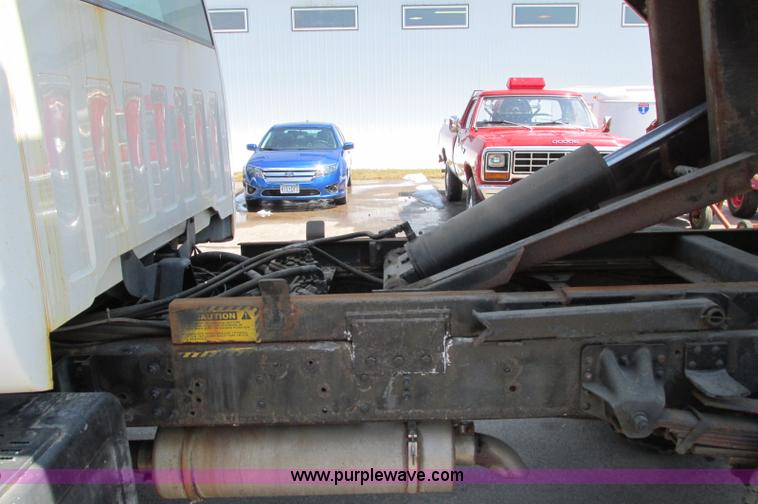 image for item E5071 2000 GMC C7500 dump truck