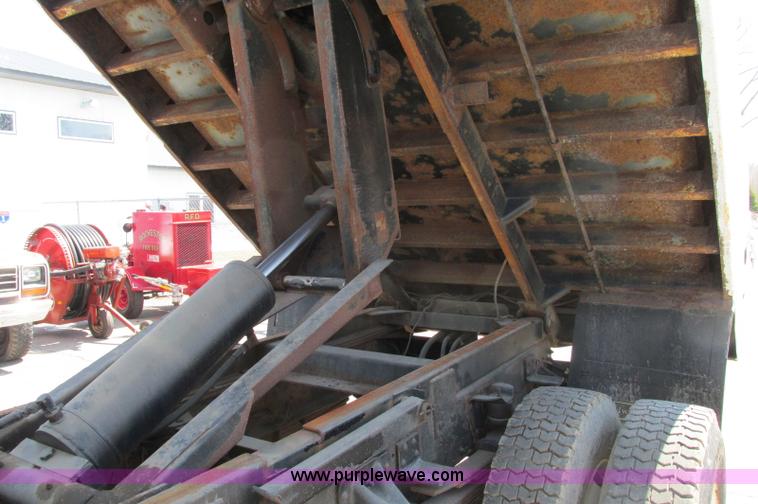 image for item E5071 2000 GMC C7500 dump truck