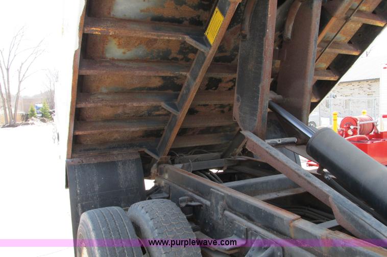 image for item E5071 2000 GMC C7500 dump truck