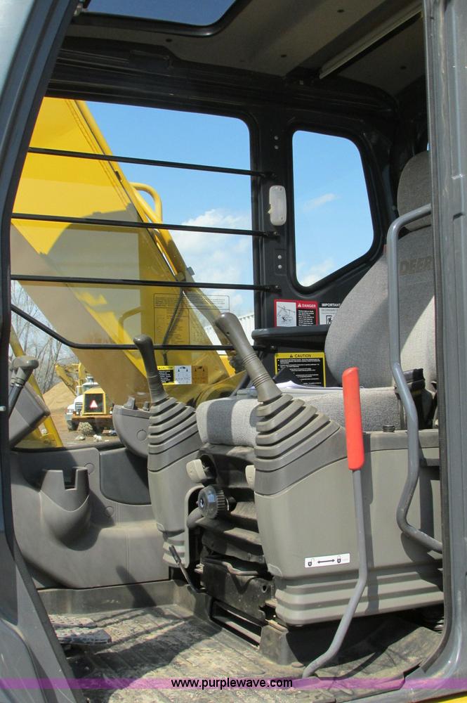 image for item E5076 2005 John Deere 160C LC excavator