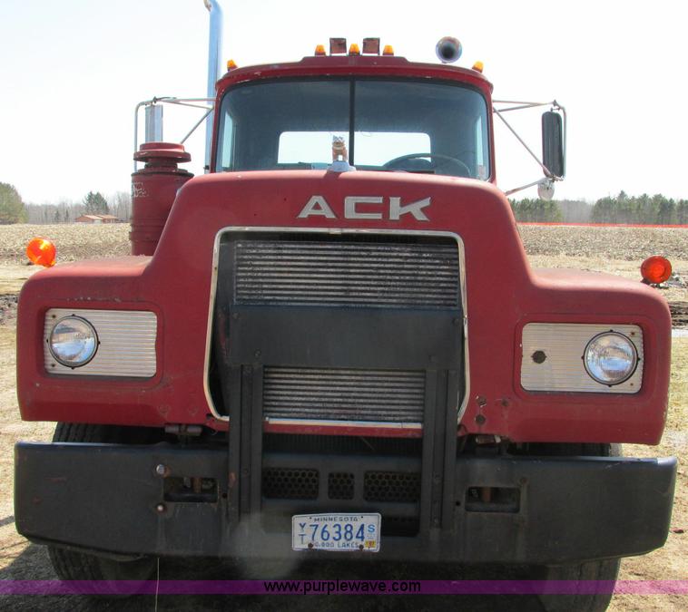 image for item E5124 1985 Mack R686ST semi truck