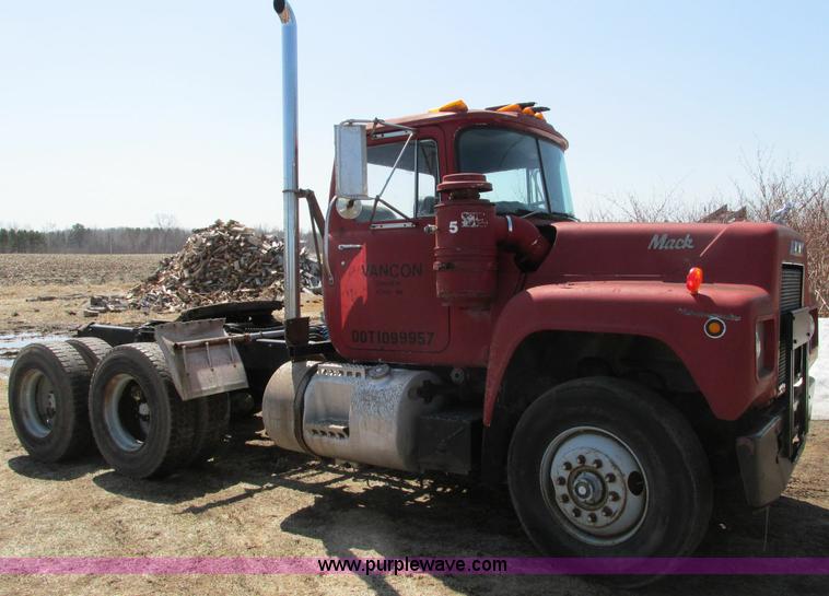 image for item E5124 1985 Mack R686ST semi truck