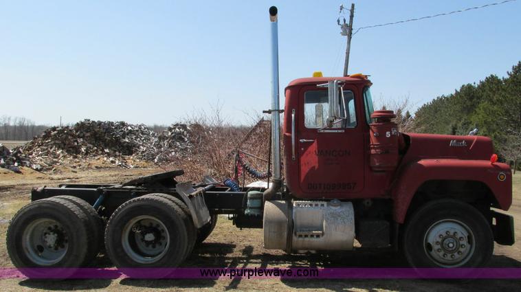 image for item E5124 1985 Mack R686ST semi truck