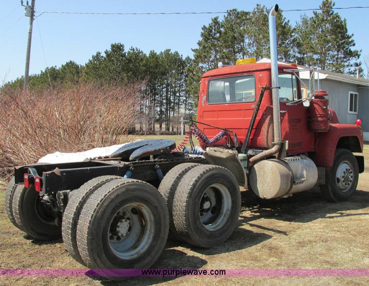 image for item E5124 1985 Mack R686ST semi truck