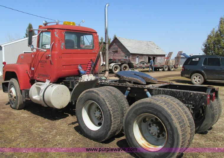 image for item E5124 1985 Mack R686ST semi truck