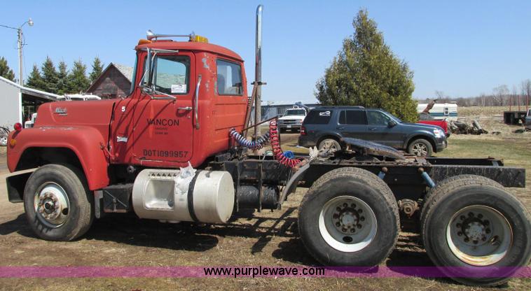 image for item E5124 1985 Mack R686ST semi truck