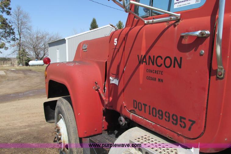 image for item E5124 1985 Mack R686ST semi truck