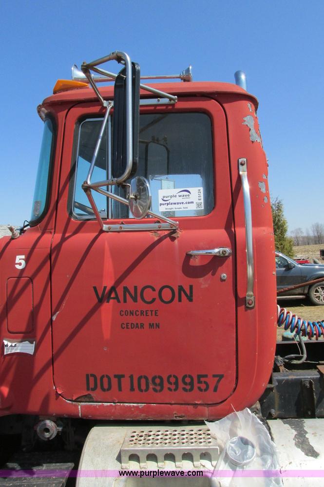 image for item E5124 1985 Mack R686ST semi truck