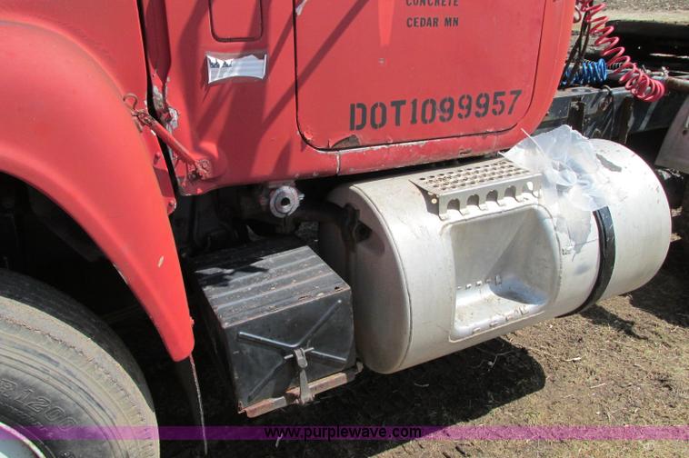 image for item E5124 1985 Mack R686ST semi truck