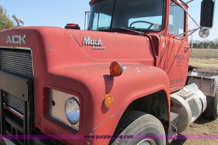 image for item E5124 1985 Mack R686ST semi truck