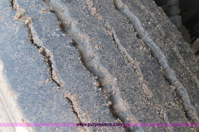 image for item E5124 1985 Mack R686ST semi truck