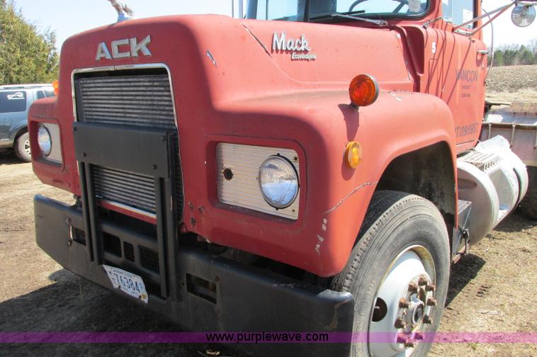 image for item E5124 1985 Mack R686ST semi truck