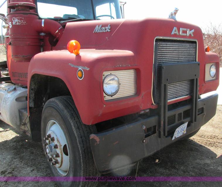 image for item E5124 1985 Mack R686ST semi truck