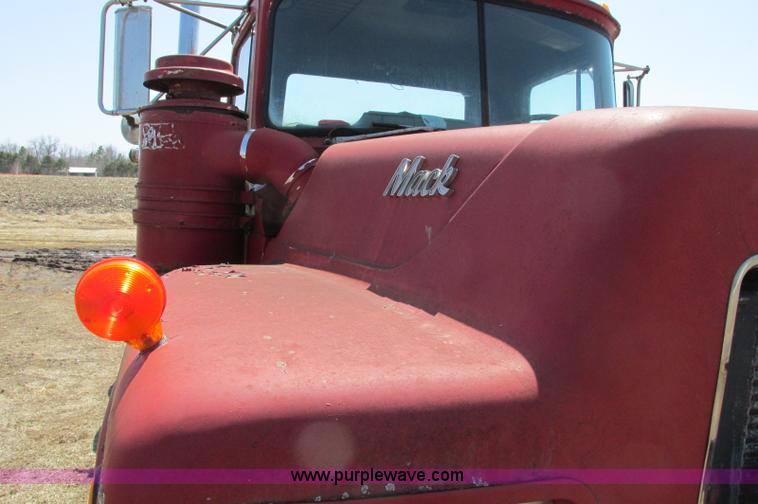 image for item E5124 1985 Mack R686ST semi truck