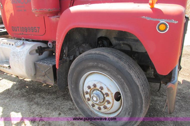 image for item E5124 1985 Mack R686ST semi truck