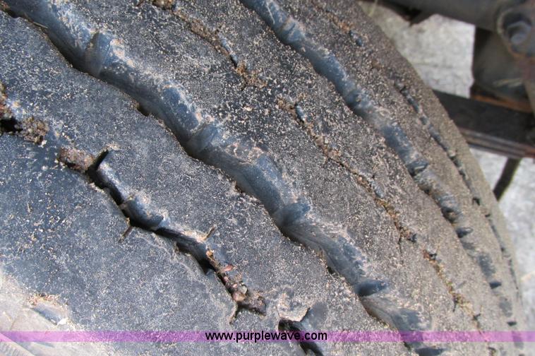 image for item E5124 1985 Mack R686ST semi truck