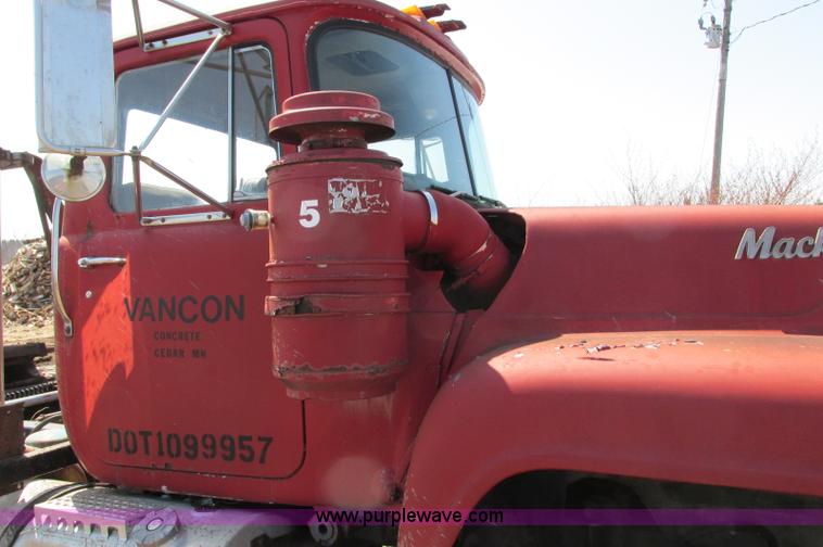 image for item E5124 1985 Mack R686ST semi truck