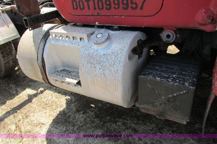 image for item E5124 1985 Mack R686ST semi truck