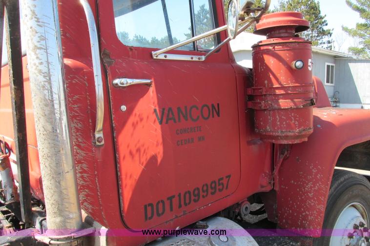 image for item E5124 1985 Mack R686ST semi truck