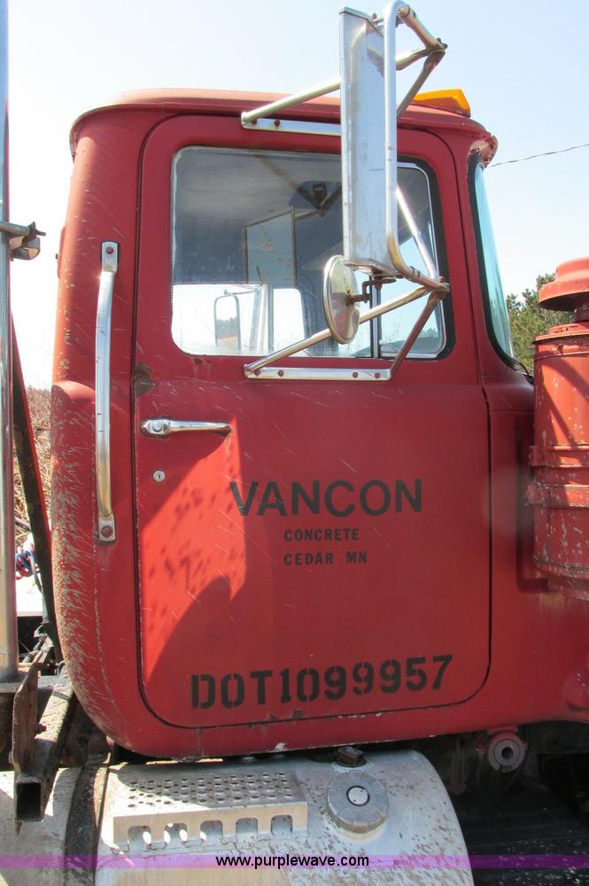 image for item E5124 1985 Mack R686ST semi truck