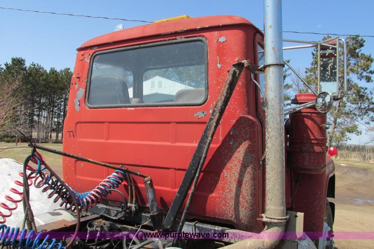 image for item E5124 1985 Mack R686ST semi truck