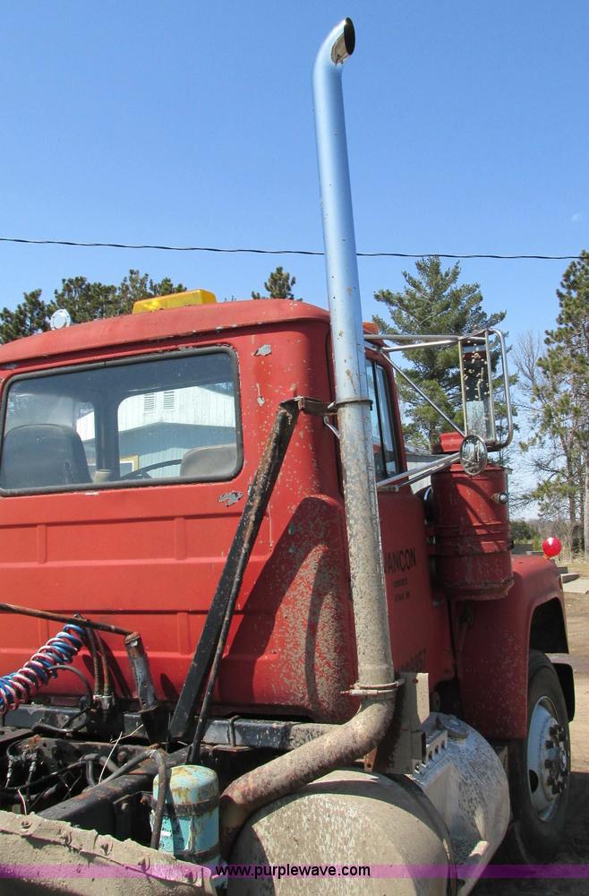 image for item E5124 1985 Mack R686ST semi truck