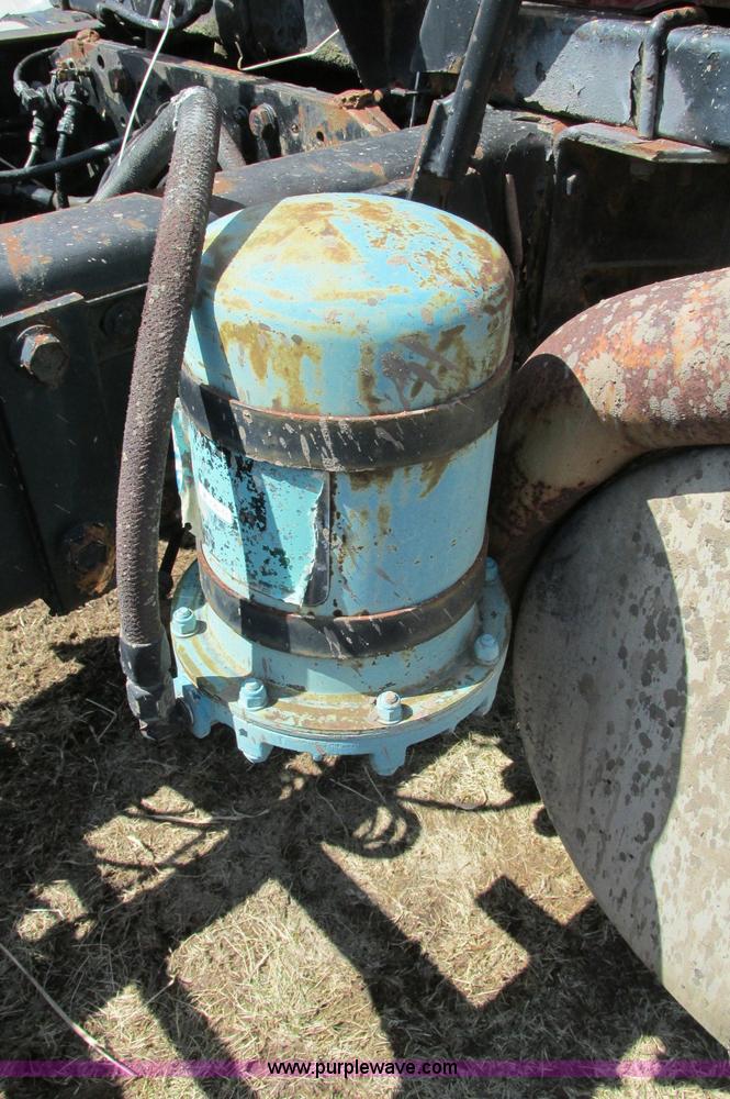 image for item E5124 1985 Mack R686ST semi truck